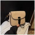 Detail der beigen gewebten Tasche mit schwarzer Lederkante und goldener Schnalle - Khaki