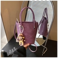 Bolso tipo cubo de cuero violeta con amuleto de muñeca y correa ajustable - Púrpura (Con Colgante de Muñeca) / Púrpura Con Colgante