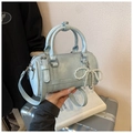 Borsa a cilindro azzurra con ciondolo a fiocco di perle e tracolla regolabile - Con Ciondolo / Blu