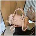 Borsa a cuscino rosa in ecopelle con fiocco di perle e tracolla in argento regolabile - Con Ciondolo / Rosa