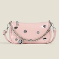 Bolso medialuna rosa con tachuelas de corazón Y2K metálicas y cadena de plata - Rosa