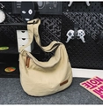 Detail der beigen Nylon-Halbmondtasche mit strukturierter Oberfläche und breitem Gurt - Khaki