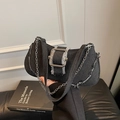 Sac sous le bras en denim noir avec bords effilochés et grande boucle argentée - Noir