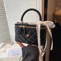 Sac à main boîte noir matelassé avec chaîne dorée et détail de nœud en dentelle - Noir