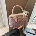 Sac boîte rose matelassé avec anse tressée, fleurs dorées et détail nœud en dentelle - Rose