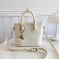 Sac seau en cuir grainé blanc cassé avec poignée perlée et breloque en forme de cœur - Blanc Cassé