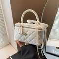 Sac boîte blanc matelassé avec fermoir fleur dorée, nœud en dentelle et poignée - Blanc