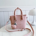 Sac seau rose texture litchi avec pendentif cœur et bandoulière réglable femme - Rose