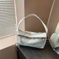 Hellblaue Jeans-Schultertasche mit LIUUU-Logogurt und weißer Spitzenschleife - Denim-Blau