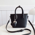 Schwarze Bucket Handtasche aus Litschi Leder mit Herzanhänger und Schultergurt - Schwarz