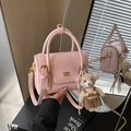 Rosa Umhängetasche aus PU-Leder mit Goldlogo und süßem Teddybär-Anhänger - Roze mit Anhänger
