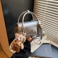 Metallische silberne quadratische Handtasche mit goldener Hardware und Bärenanhänger - Silber (Mit Anhänger)