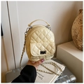 Dettaglio mini zaino beige trapuntato con catene in metallo e chiusura a girello - Giallo