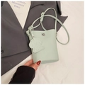 Mini borsa a secchiello verde menta in pelle martellata con un simpatico ciondolo a cane - Azzurro