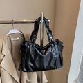 Schwarze Hochglanz-Vintage-Tragetasche mit silbernen Nieten und großem Fassungsvermögen - Schwarz