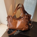 Vintage Tragetasche in Karamell mit Nietendetails, Doppelgriffen und Gurt - Braun