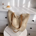 Détail du sac seau tissé avec poignées en cuir marron et fermeture éclair métallique - Beige