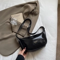 Sac à épaule minimaliste en cuir noir brillant avec une forme de croissant élégant - Noir sans Pendentif