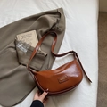 Sac à bandoulière demi-lune marron en cuir PU brillant avec étiquette logo minimaliste - Brun Sans Pendentif