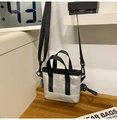 Dettaglio della borsa a tracolla argento metallizzato con tessuto testurizzato e cinturini - Argento