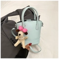 Lichtblauwe emmertas met pluche puppy-hanger en parelketting op een stijlvolle blazer - Blauw met Hanger