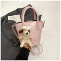 Roze emmertas met schattige pluchen hondenhanger en parelketting op wit linnen - Roze met hanger