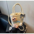 Dettaglio della borsa a secchiello in paglia intrecciata a mano con ciondoli floreali - Stile 2 / Bianco Sporco