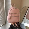 Mini sac à dos rose en similicuir grainé avec fermetures éclair argentées élégantes - Rose