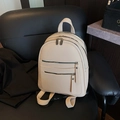 Sac à dos chic beige pour femme en cuir grainé avec fermetures éclair argentées - Blanc Cassé