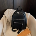 Sac à dos femme en cuir noir à texture litchi avec fermetures éclair en métal argenté - Noir