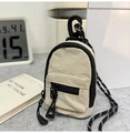 Mini bolso de nailon estilo mochila con detalles de cremallera y gancho de mosquetón - Blanco Roto