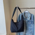 Minimalistische schwarze Nylon-Hobo-Tasche mit verstellbarem Gurt und Fronttasche - Schwarz