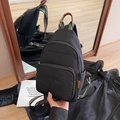 Vielseitige schwarze Brusttasche für Damen mit buntem geometrisch gewebtem Schultergurt - Schwarz