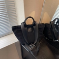 Bolso tote de nailon negro grande con logo de cuero y correa ancha - Negro