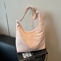 Minimalistische hellrosa Halbmond-Umhängetasche aus Nylon mit breitem Gurt - Rosa