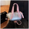 Detalle del bolso de cubo plateado con asas rosas y herrajes metálicos plateados - Plateado Y Rosa