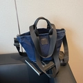 Bolso tote grande de mezclilla azul oscuro con asas negras y correa ajustable al hombro - Azul oscuro