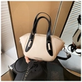Detalle de bolso tipo cubo de cuero beige con asas negras y estampado de texto de moda - Blanco