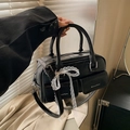Bolso Boston negro mate con lazo de encaje blanco y bolsillos con solapa frontal - Negro