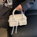 Bolso Boston de cuero brillante blanco crema con lazos de encaje y dos bolsillos - Blanco