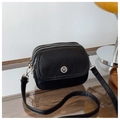 Minimalistische schwarze Umhängetasche aus Kunstleder mit drei Reißverschlussfächern - Schwarz