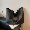 Grande borsa tote nera in nylon con stampa di lettere e ampia tracolla in stile hobo - Nero