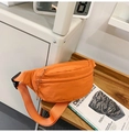 Detail van de oranje nylon heuptas met brede schouderband en zwarte gespsluiting - Oranje