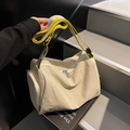 Borsa a tracolla in nylon beige con un'ampia tracolla colorata in stile etnico - Bianco Sporco