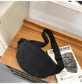Nylon halve maan schoudertas met verstelbare riem op houten oppervlak details - Zwart