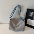 Borsa a tracolla in nylon grigio con ampia tracolla logata blu e gialla in stile sportivo - Grigio