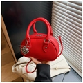 Borsa rossa in pelle martellata con pendente a cuore e tracolla sottile trendy - Con Ciondolo / Rosso