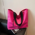 Grande borsa tote rosso rosa vibrante con ampi manici neri e stampa verticale - rosa acceso