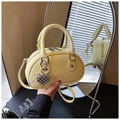 Sac polochon en cuir jaune pâle avec breloque cœur argentée et bandoulière - Avec Pendentif / Jaune