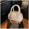 Sac polochon chic en cuir grainé blanc cassé avec pendentif en forme de cœur - Avec Pendentif / Blanc Cassé